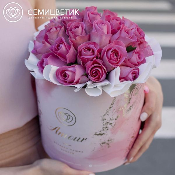 Букет в розовой шляпной коробке Amour Mini из 31 розовой розы (Кения)