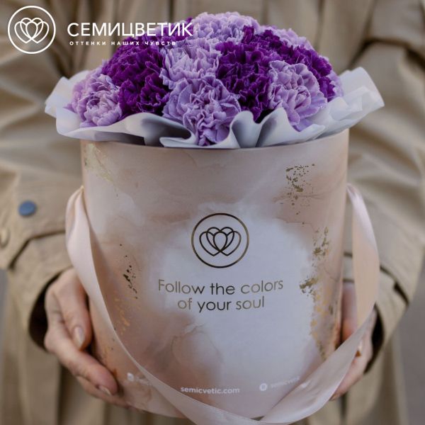 Букет в бежевой шляпной коробке Amour Mini из 35 сиреневых (лунных) гвоздик