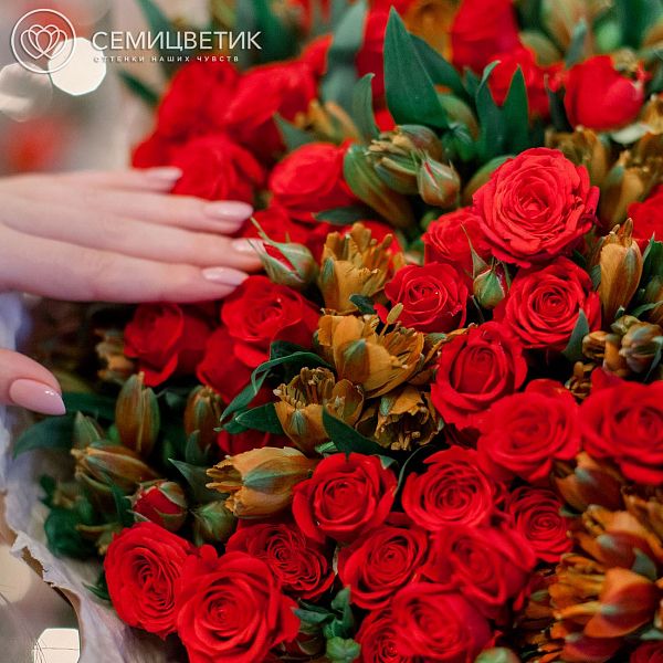 Букет из 31 кустовой розы и 20 альстромерий в красных тонах