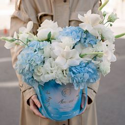 Букет в голубой шляпной коробке Amour Mini из розы, пионов и гортензии