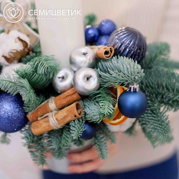 Композиция в кашпо с елью, свечой и синим декором