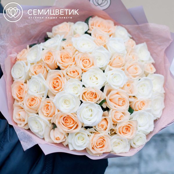 Букет из 51 белой и кремовой розы 40 см (Россия).