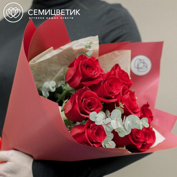 Букет из 9 красных роз Freedom 50 см (Эквадор) с эвкалиптом