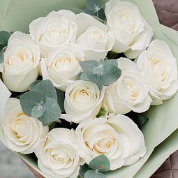 Букет из 11 белых роз Tibet 50 см (Эквадор) с эвкалиптом