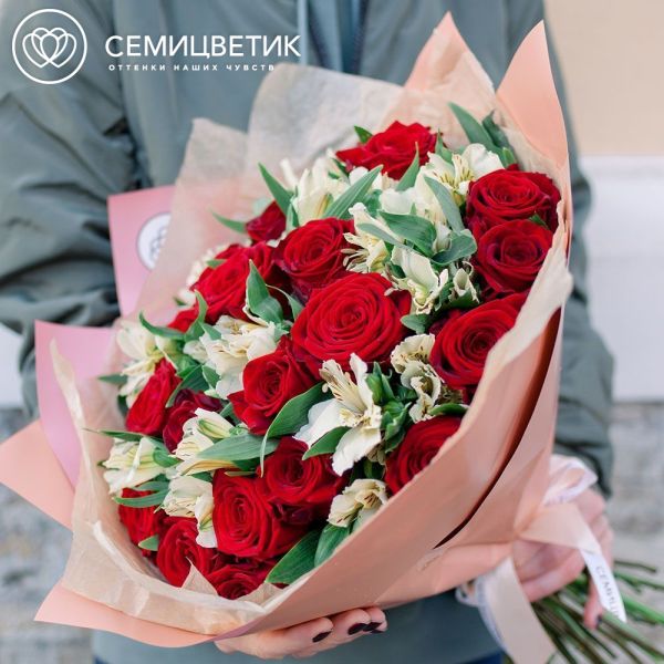Букет из 25 красных роз (Россия) и 10 белых альстромерий