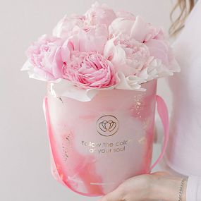 Букет в розовой шляпной коробке Amour Mini из 15 розовых пионов Premium