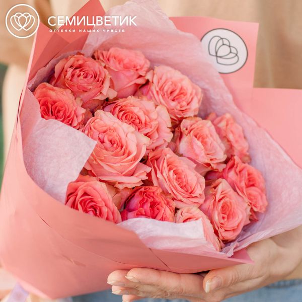 Букет из 15 кораллово-розовых пионовидных роз Wild Love 40 см (Эквадор)
