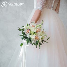 Свадебный букет из орхидеи, лизиантуса и белых роз