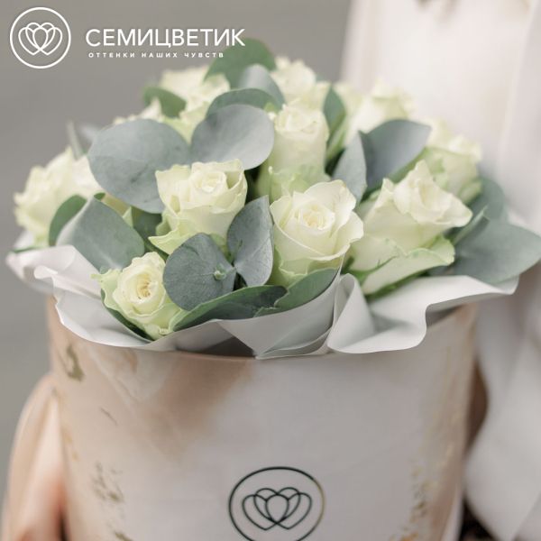 Букет в бежевой шляпной коробке Amour Mini из 21 белой розы (Кения) с эвкалиптом