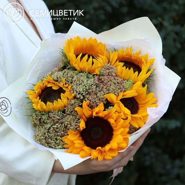 Букет из 5 подсолнухов с седумом