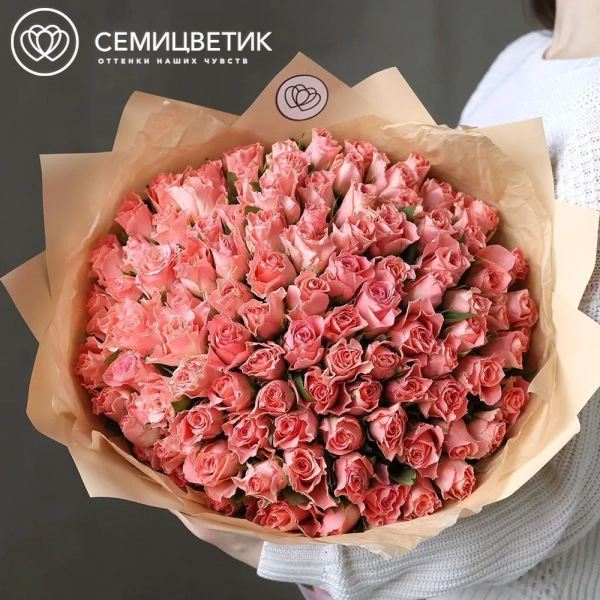 Букет из 101 коралловой розы 35 см (Кения) в кремовой упаковке