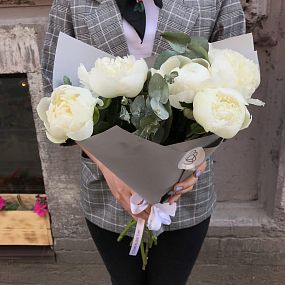 Букет из 5 белых пионов с зеленью Premium