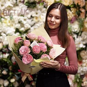 Букет из 11 нежно-розовых пионовидных роз Bridal Piano 40 см с фисташкой