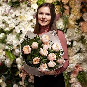 Букет из 11 персиковых пионовидных роз Juliet 50 см (Эквадор) с фисташкой