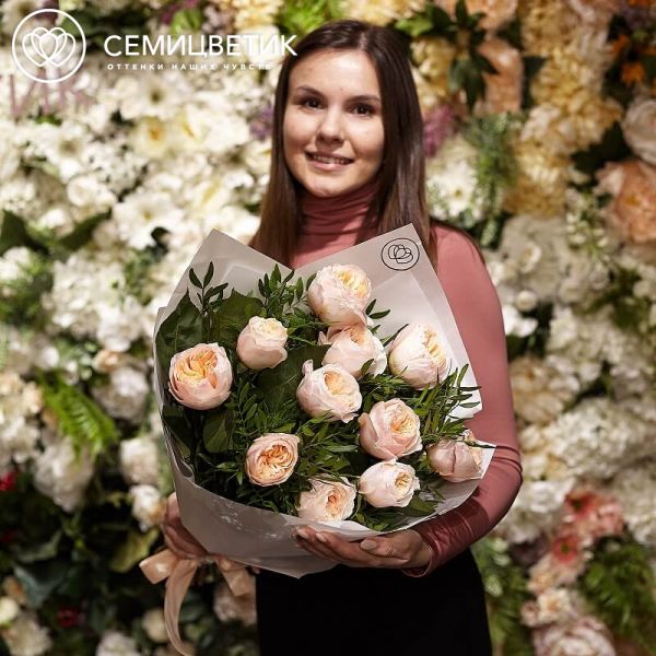 Букет из 11 персиковых пионовидных роз Juliet 50 см (Эквадор) с фисташкой