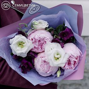 Букет из 3 пионов, 2 лизиантусов и 2 альстромерий в сиреневой пленке