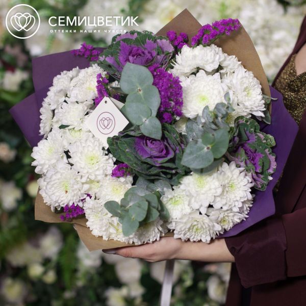 Букет из 5 кустовых хризантем с брассикой в упаковке