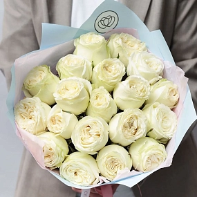 Букет из 19 белых пионовидных роз Titanium 40 см в голубой пленке