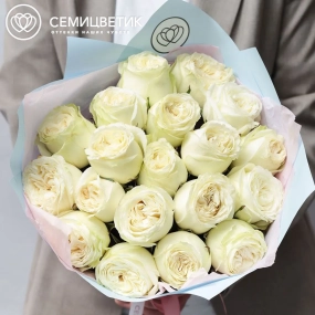 Букет из 19 белых пионовидных роз Titanium 40 см в голубой пленке