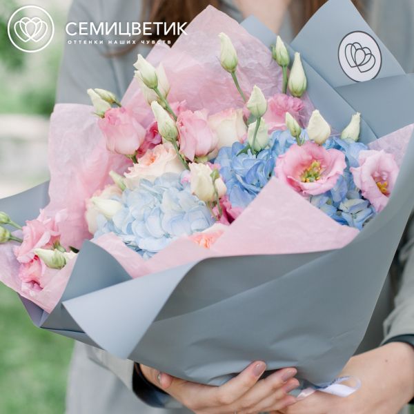 Букет из 5 пионовидных роз Flash back, 6 розовых лизиантусов и 2 голубых гортензий в голубой пленке