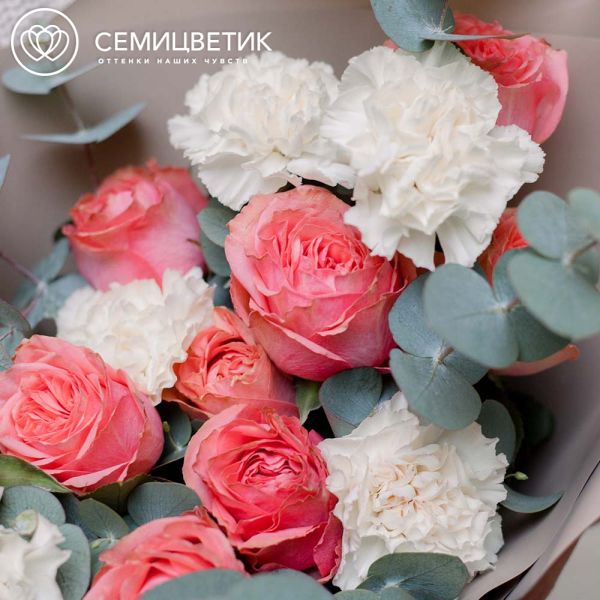 Букет из 9 пионовидных роз Wild Love с гвоздикой и эвкалиптом в розовой пленке