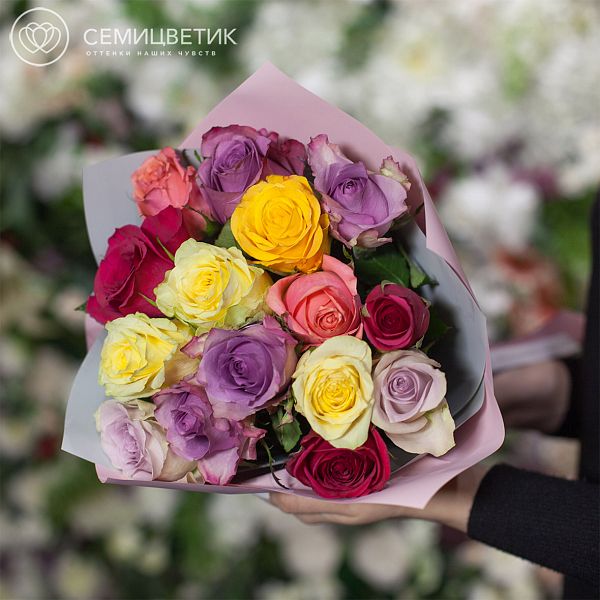 Букет из 15 роз микс 40 см (Кения) Premium в дизайнерской пленке