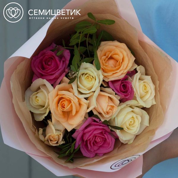 Букет из 11 роз 35-40 см нежный микс (Россия) с фисташкой