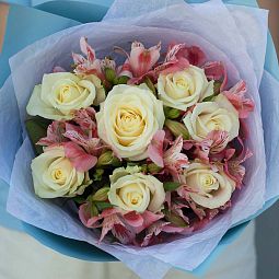 Букет из 7 белых роз 35-40 см (Россия) и 4 розовых альстромерий