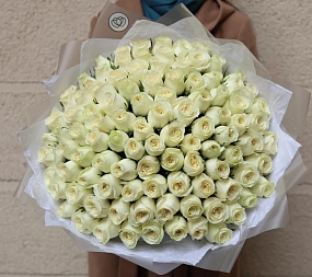 Букет из 101 белой пионовидной розы Titanium (Кения) 40 см в прозрачной упаковке 