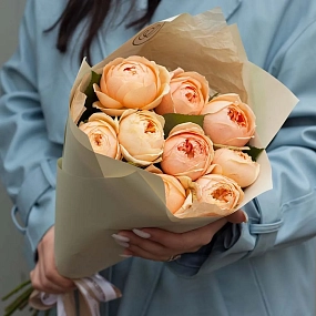 Букет из 9 кремовых пионовидных роз 60 см (Россия) в кремовой пленке