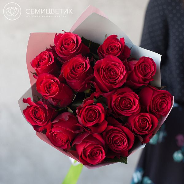 Букет из 15 красных роз 40 см (Кения) Premium в дизайнерской пленке