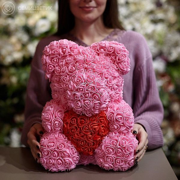 Мишка из роз розовый с красным сердечком 40 см