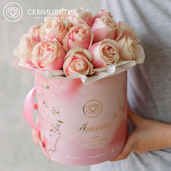 Букет в розовой шляпной коробке Amour Mini из 17 пионовидных роз Swan Grace