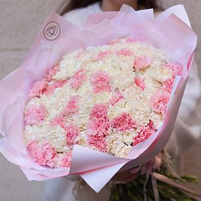 Букет из 101 розовой, белой и кремовой гвоздики