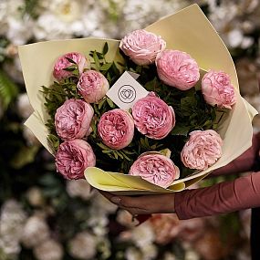Букет из 11 нежно-розовых пионовидных роз Bridal Piano 40 см с фисташкой