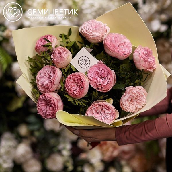 Букет из 11 нежно-розовых пионовидных роз Bridal Piano 40 см с фисташкой