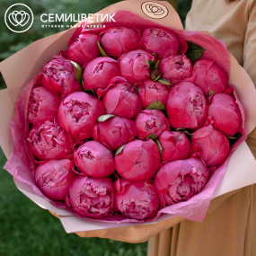 Букет из 25 ярко-розовых пионов Command Performance Premium в розовой пленке