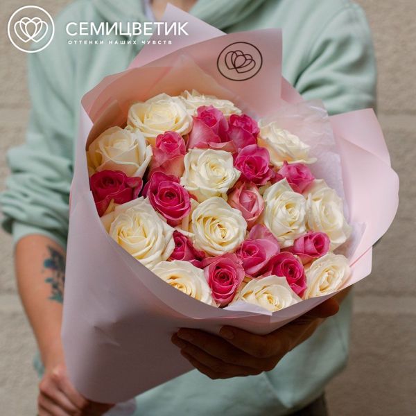 Букет из 25 розовой и белой розы 60 см (Россия)