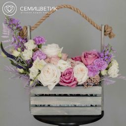 Стильный дизайнерский букет в ящике из роз, гвоздик и лизиантусов в сиреневых тонах