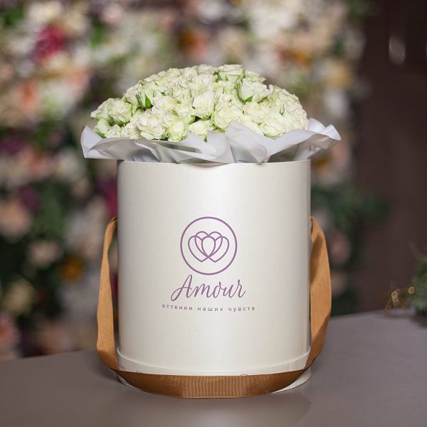 Букет в белой шляпной коробке Amour из 33 белых кустовых роз (Кения)