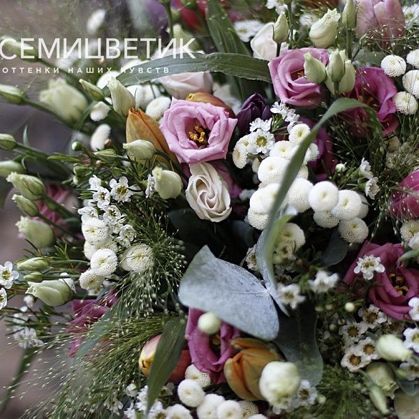 Букет из тюльпанов, лизиантуса и матрикарии в упаковке