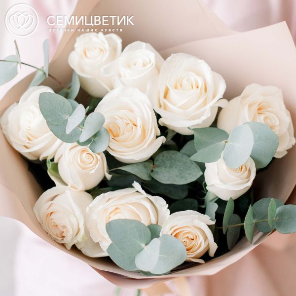 Букет из 11 белых роз Vendela 50 см (Эквадор) с эвкалиптом в кремовой пленке