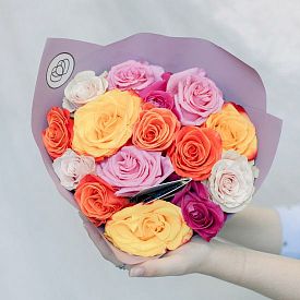 Что подарить знакомой девушке на 8 Марта