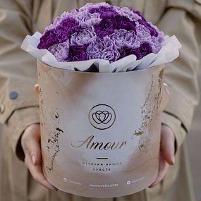 Букет в бежевой шляпной коробке Amour Mini из 35 сиреневых (лунных) гвоздик