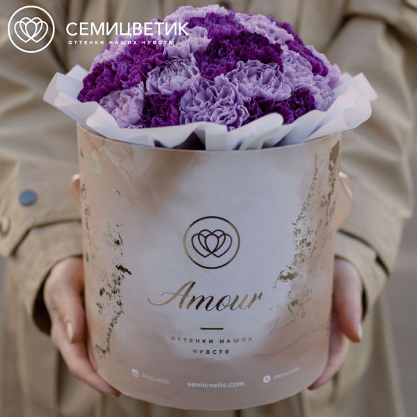 Букет в бежевой шляпной коробке Amour Mini из 35 сиреневых (лунных) гвоздик