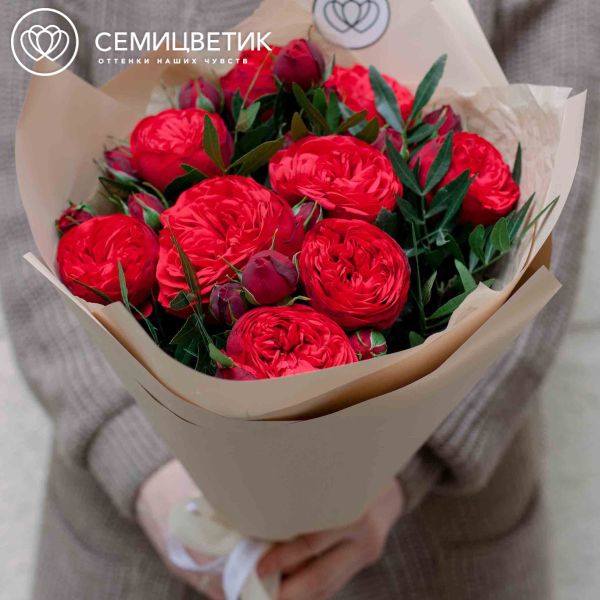 Букет из 9 красных кустовых пионовидных роз Red Piano 40 см с фисташкой