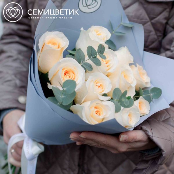 Букет из 11 кремовых роз Creme de la Creme 50 см (Эквадор) с эвкалиптом