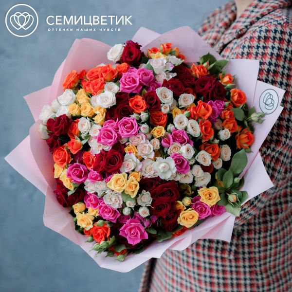 Букет из 51 кустовой розы 40 см микс (Кения) в розовой пленке