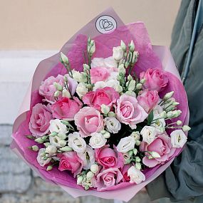 Букет из 15 розовых роз и 10 белых лизиантусов