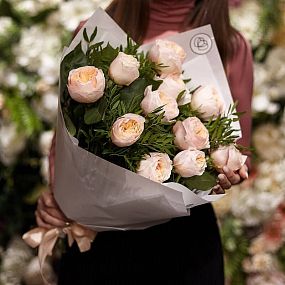 Букет из 11 персиковых пионовидных роз Juliet 50 см (Эквадор) с фисташкой